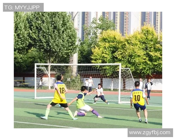 在绿茵场上追逐梦想初二校园足球的热血与成长